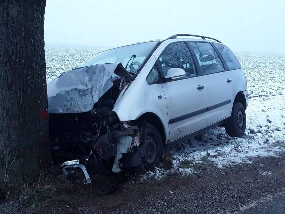 U Stonařova dnes ráno došlo k nehodě. Řidič narazil do stromu