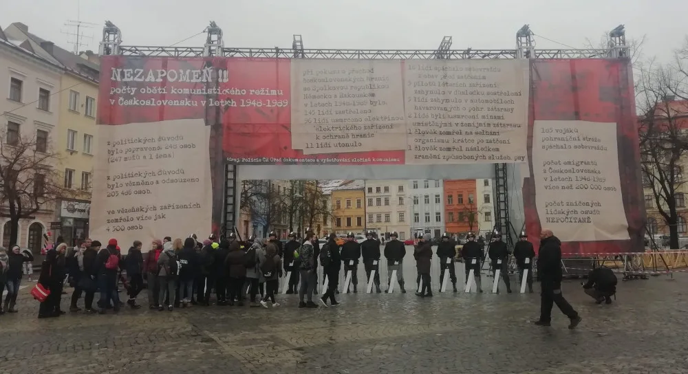 Svoboda není samozřejmost. Třicet let od sametové revoluce připomínají kordony i Zeď svobody