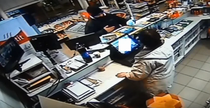 Loupež na třebíčské benzince. Ozbrojený zloděj vylákal z obsluhy několik tisíc