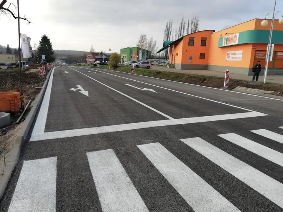 Opravovaná křižovatka nedaleko jihlavského hřbitova už je zase průjezdná