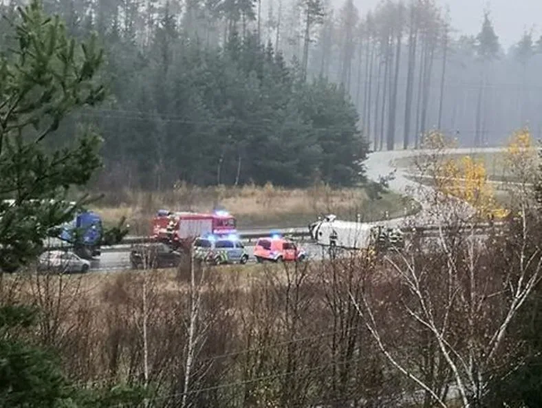 Nehoda dodávky a osobáku blokovala hlavní tah na Brod. Jeden člověk se zranil