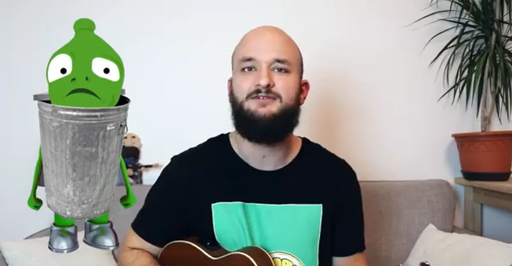 Pokáč se v novém minisongu pustil do zeleného maskota Alzy