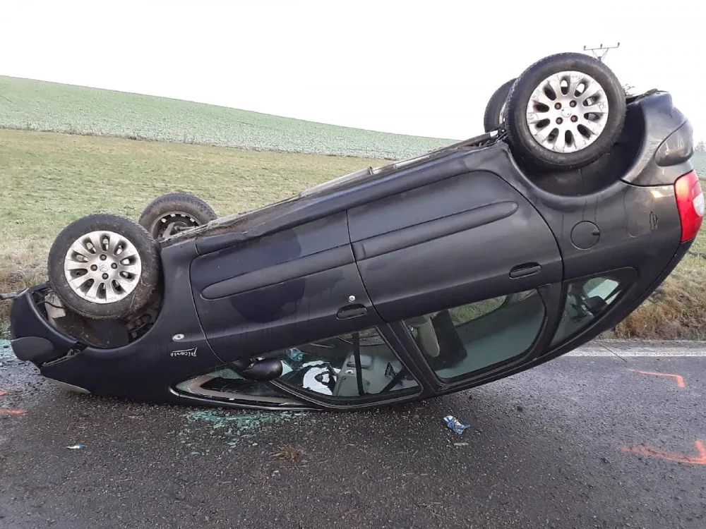 U Větrného Jeníkova došlo k nehodě. Dva lidé v Citroenu skončili převrácení na střechu
