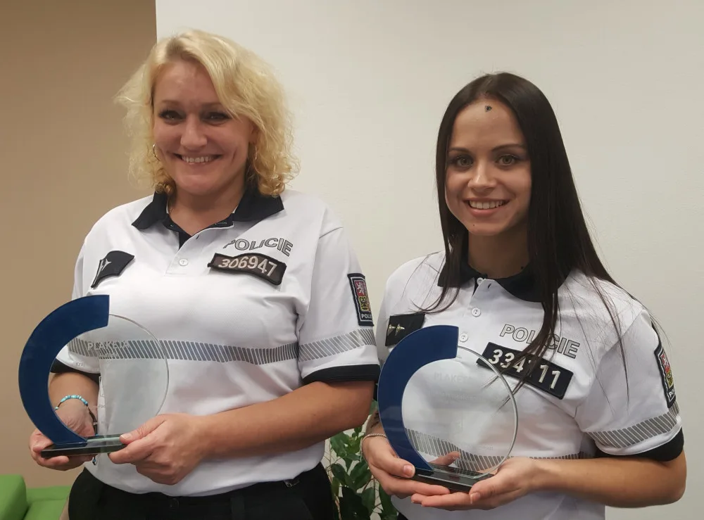 U jihlavské pošty zkolabovala žena. Dvě policistky ve službě jí zachránily život
