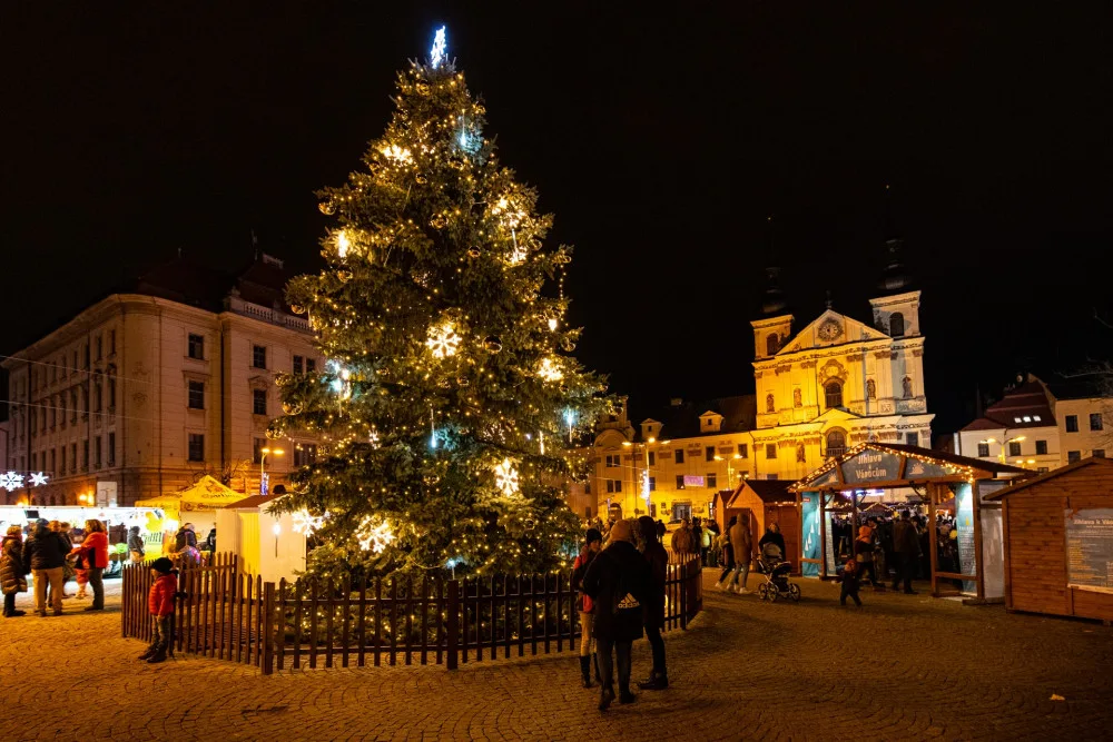 V Jihlavě začal adventní čas. Masarykovo náměstí rozsvítilo vánoční stromek