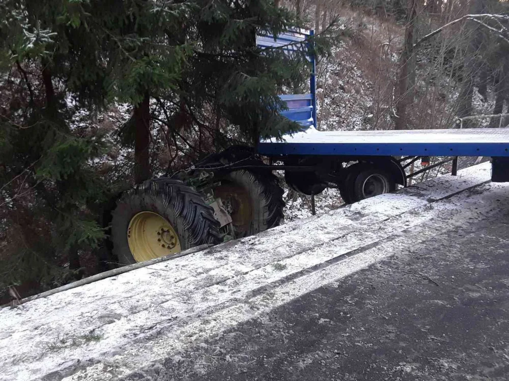 Sníh komplikuje cestování v kraji. Za Jimramovem boural traktorista, spadl pod most
