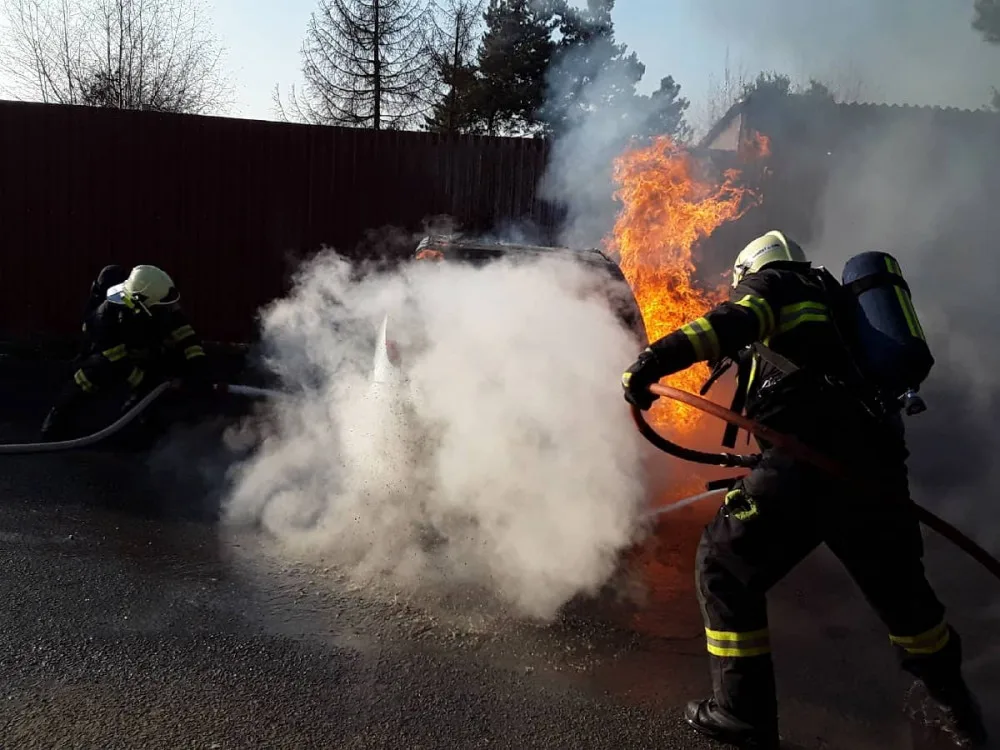 Čtyři hasičské jednotky bojují s požárem osobního auta na Třebíčsku