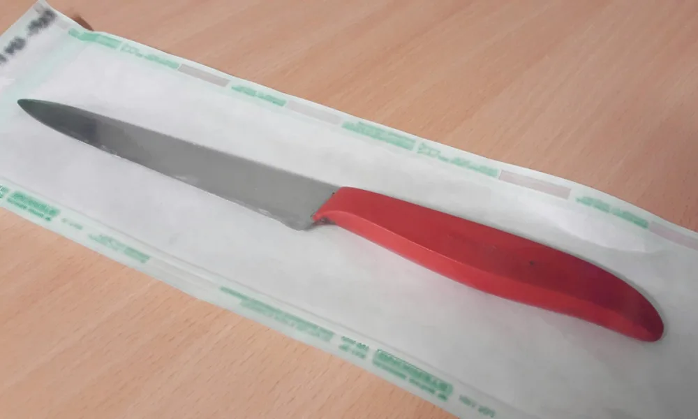 Opilý násilník na jihlavské ubytovně napadl jiného muže. Pobodal ho kuchyňským nožem