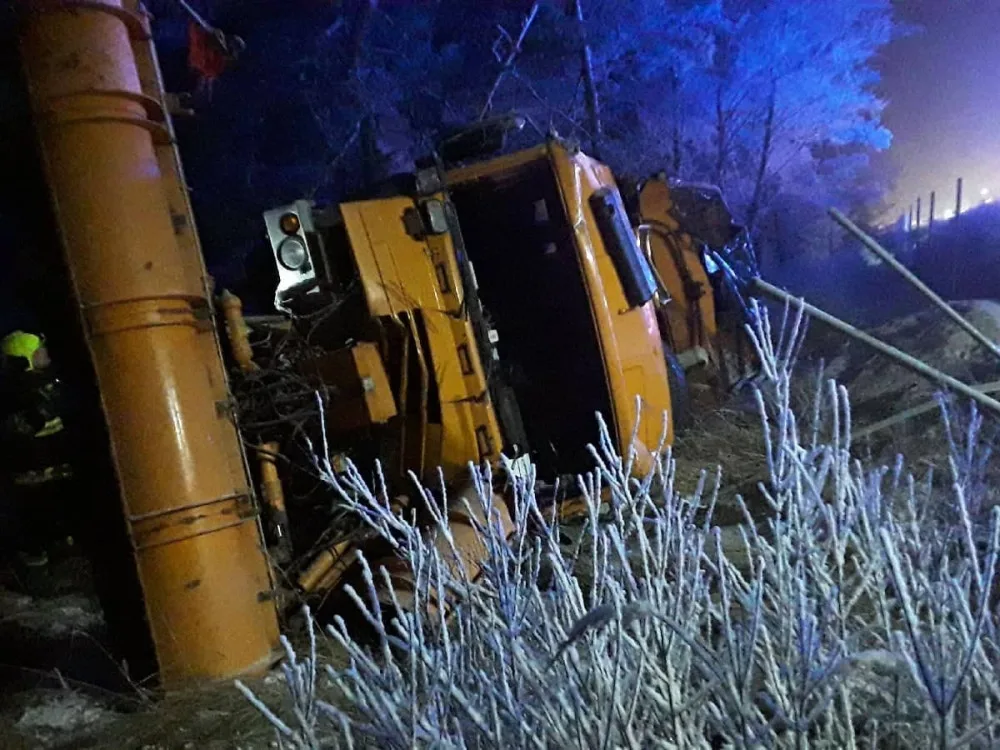 Kuriózní nehoda na dálnici. Na 118. kilometru směrem na Brno skončil sypač v příkopu