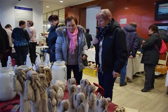 Krajský úřad po roce oživily Barevné Vánoce. Nejrychleji zmizelo cukroví a teplý punč