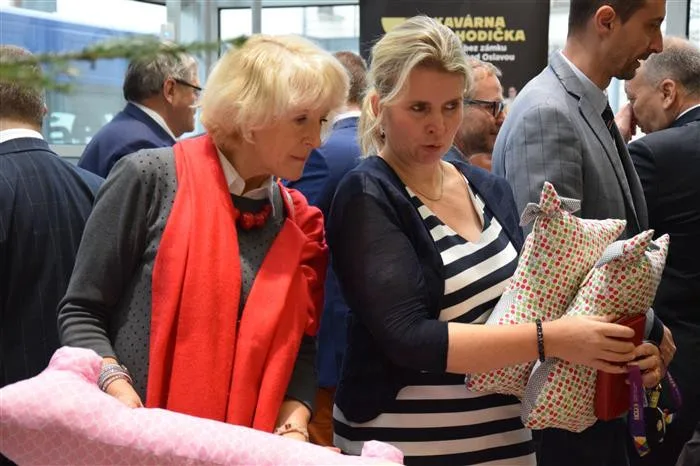 Krajský úřad po roce oživily Barevné Vánoce. Nejrychleji zmizelo cukroví a teplý punč