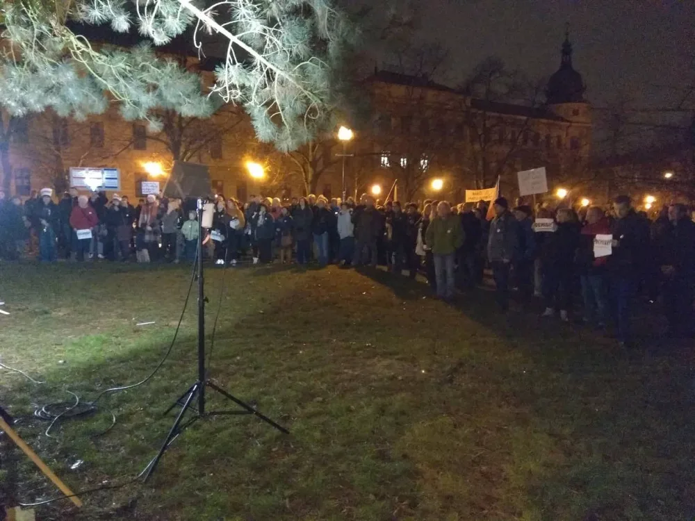 Demisi! V Jihlavě protestovaly stovky lidí proti premiéru Babišovi
