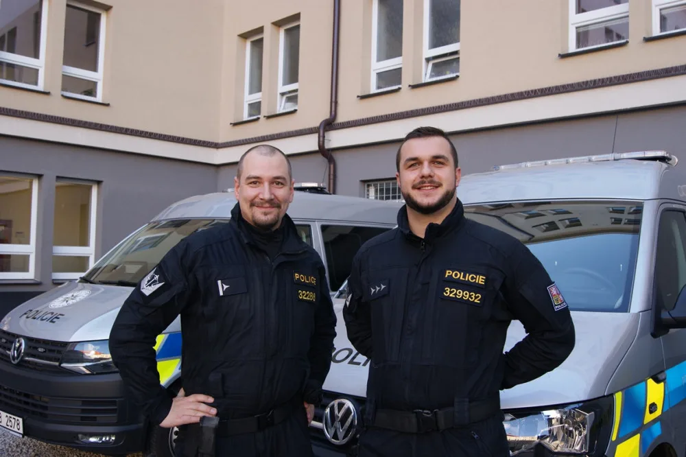 Požár ubytovny v Jihlavě: Na místě byli jako první dva policisté. Evakuovali lidi a poskytli první pomoc