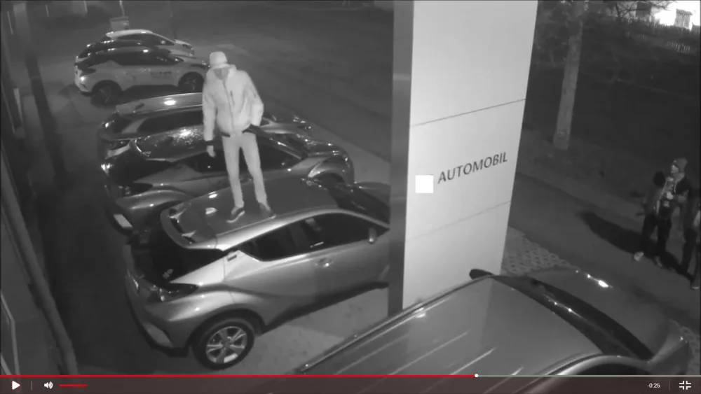 Tak to bylo rychlé! Policie po pár hodinách identifikovala tři po autech skákající mladíky