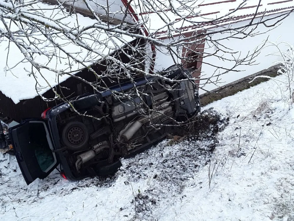 Záchranné složky vyjížděly k nehodě u Arnolce. Osobní auto skončilo mimo vozovku