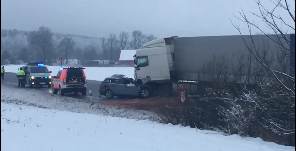 Při ranní nehodě na I/38 zemřel řidič osobního auta. Lidé musí využít objízdné trasy