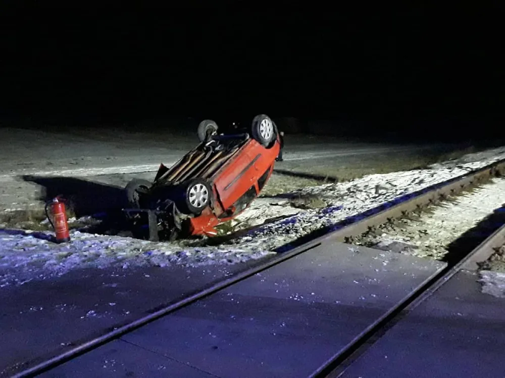V Budišově se střetl osobní vlak s vozidlem, trasa je neprůjezdná