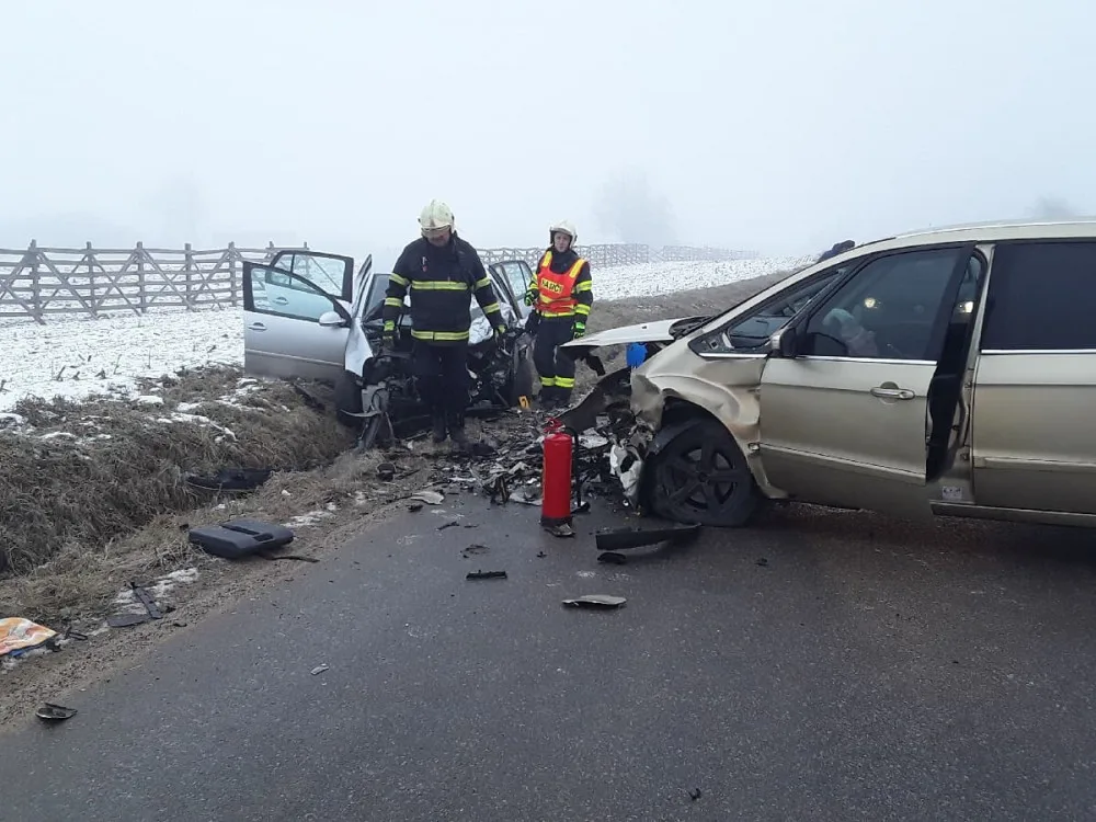Ranní střet dvou osobáků skončil zraněním čtyř lidí. Záchranáři ošetřili i dvě děti