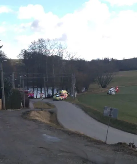 Auto v Rantířově narazilo do stromu. Vrtulník transportoval ženu do brněnské nemocnice