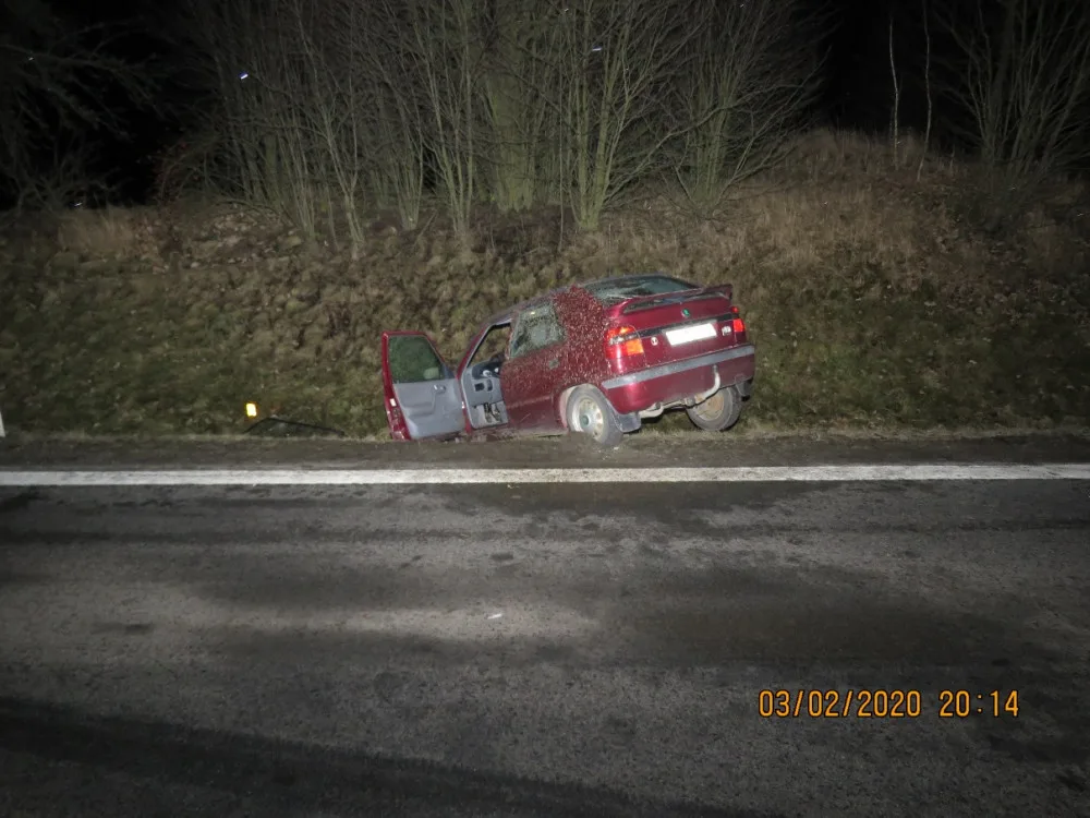 Neznámý zloděj ukradl auto a boural s ním. Neviděli jste ho na silnici nebo při nehodě?