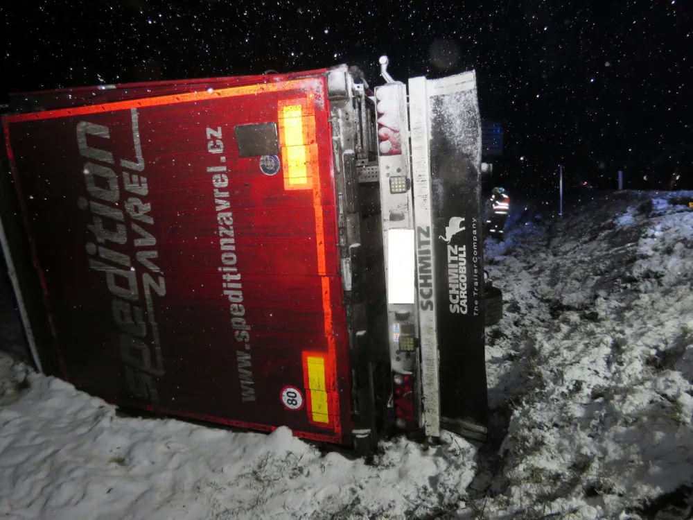 Vítr a sněžení komplikuje i dnešní cestování po Vysočině. Od rána bouralo 25 řidičů
