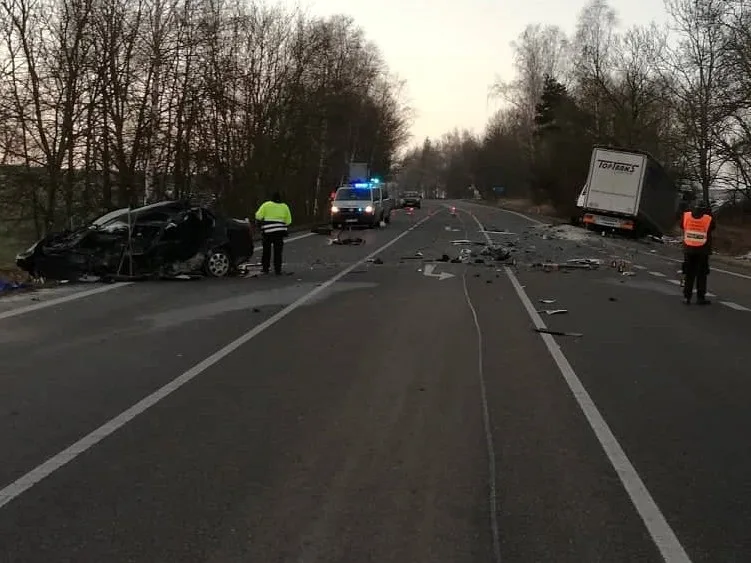 Třicetiletý řidič nepřežil střet s náklaďákem. Na místě podlehl svým zraněním