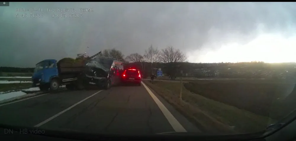 Muž se nevěnoval řízení a narazil do odstaveného náklaďáku. Dva lidé se zranili