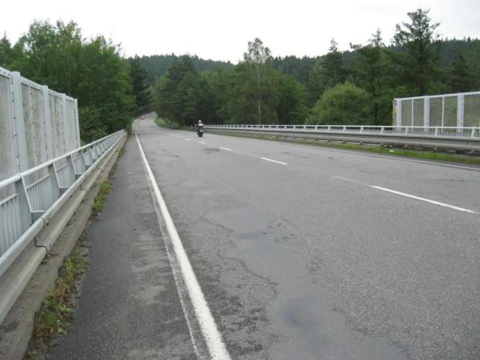 Řidiče od dubna čeká další objížďka. Kvůli stavbě nového mostu u Dvorců na Jihlavsku