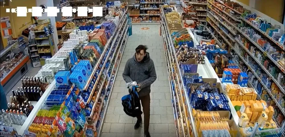 PÁTRÁNÍ: Seniorka si odložila peněženku na parapet, neznámý pachatel ji hbitě ukradl