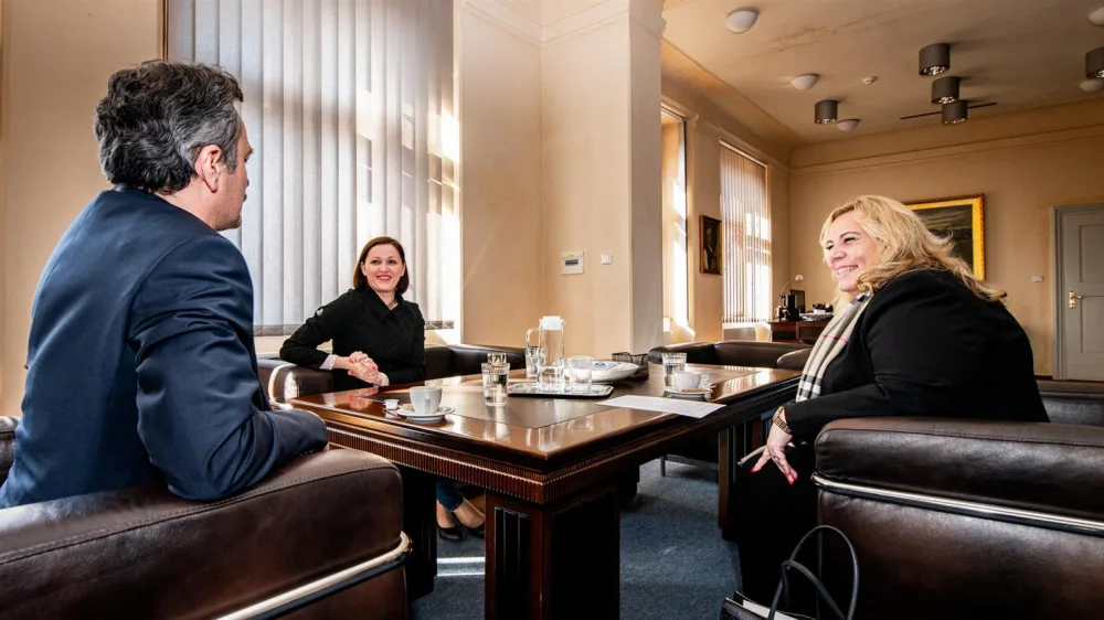 Zleva: tajemník jihlavského magistrátu Evžen Zámek, primátorka Karolína Koubová a ministryně pro místní rozvoj Klára Dostálovátryně