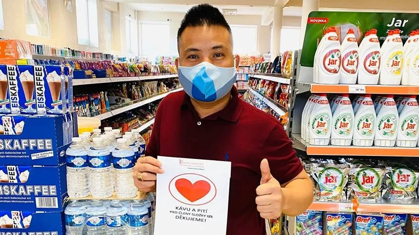 Vietnamští prodavači děkují srdíčkem! Pracovníkům záchranných složek nabízejí občerstvení zdarma