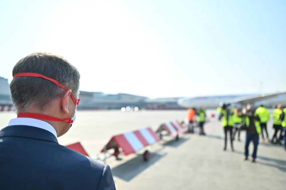 KOMENTÁŘ: Vláda selhala, společnost nikoliv. Přesto slyšíme jen díky, Číno