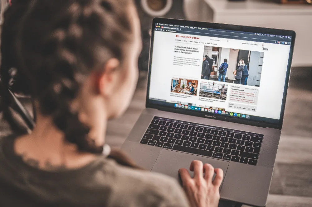 Nejdůležitější denní zprávy u tebe v mailu! Staň se Drbňákem a využij výhod registrace
