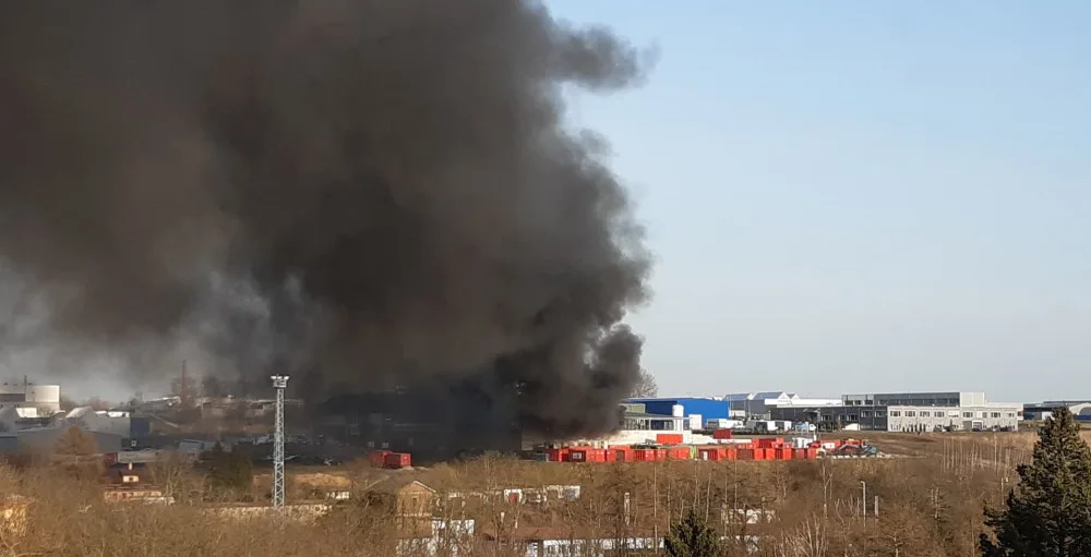 V Hruškových Dvorech hoří, v plamenech je firma Enviropol