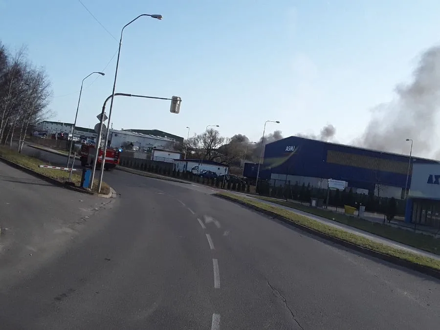 V Hruškových Dvorech hoří, v plamenech je firma Enviropol