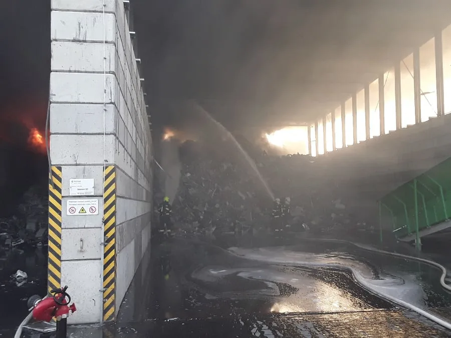 V Hruškových Dvorech hoří, v plamenech je firma Enviropol