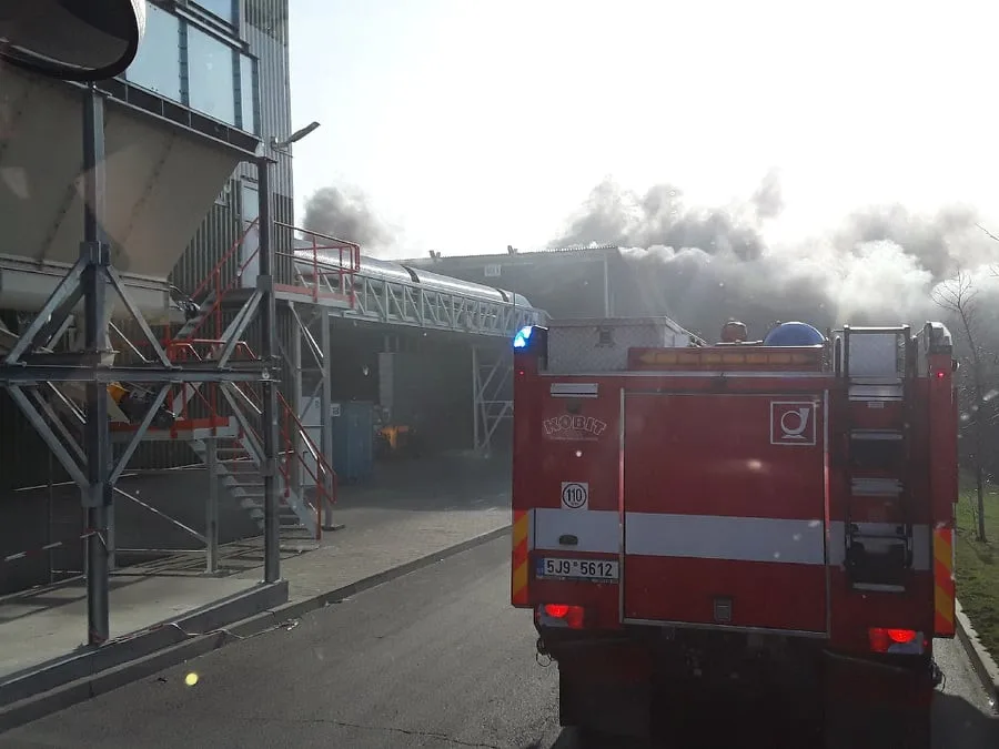 V Hruškových Dvorech hoří, v plamenech je firma Enviropol