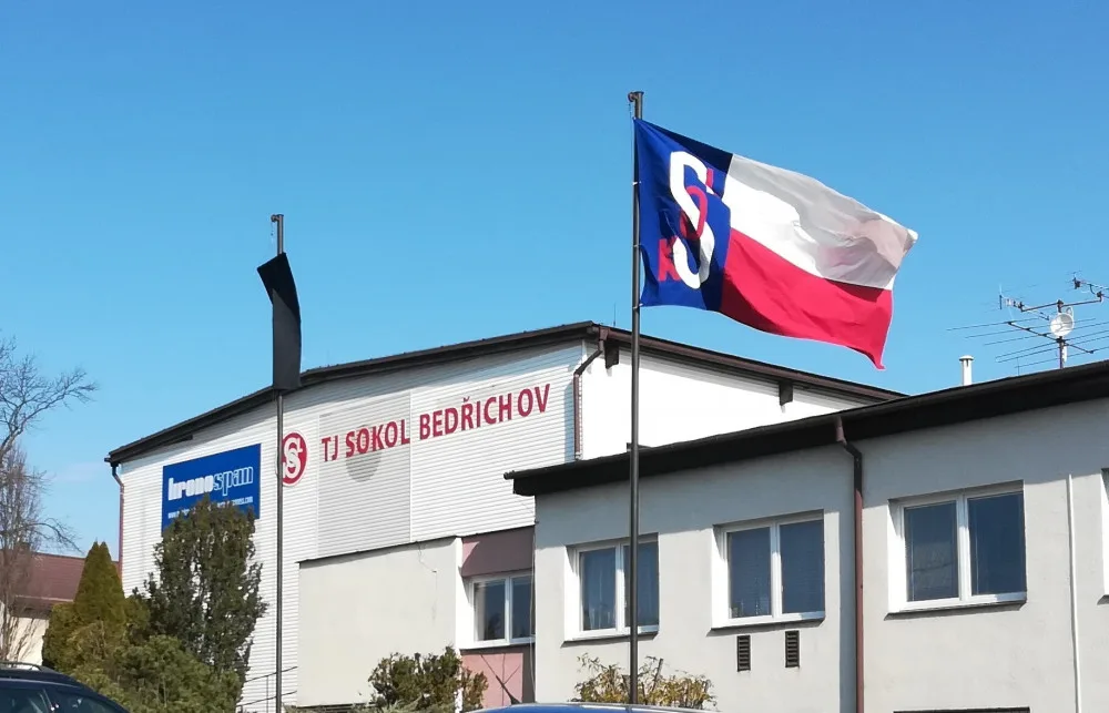Černá vlajka před bedřichovským Sokolem. Zemřel jeho dlouholetý starosta Josef Zezulka