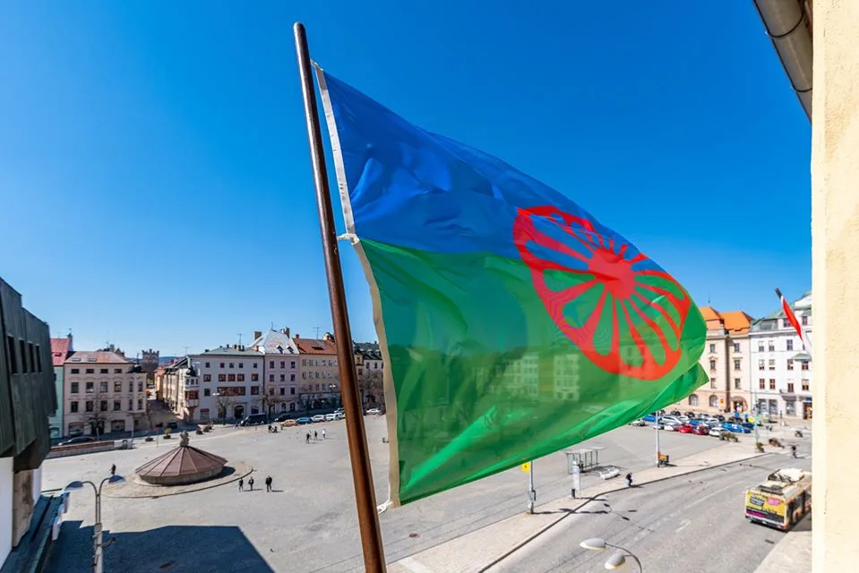 Na jihlavské radnici byla vyvěšena romská vlajka, připomíná Mezinárodní den Romů