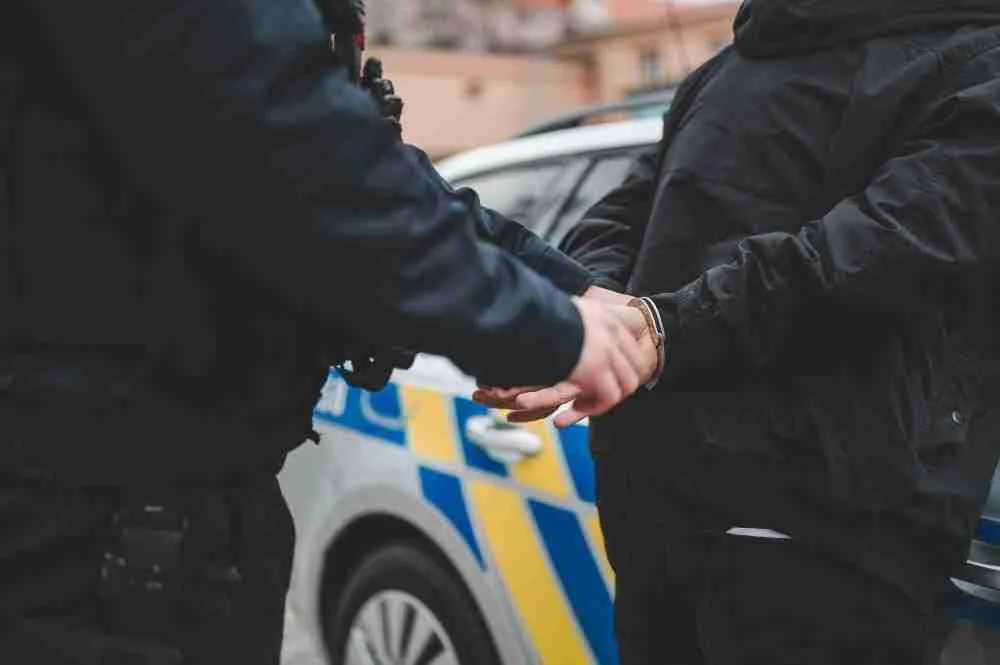 Devatenáctiletý recidivista kradl během nouzového stavu, hrozí mu až osm let
