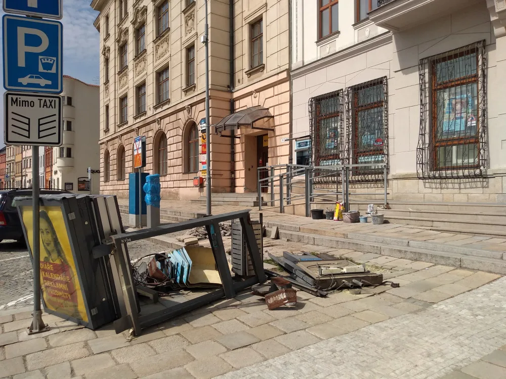 Z Masarykova náměstí byly odstraněny dvě telefonní budky. Častokrát neobsahují ani samotný přístroj