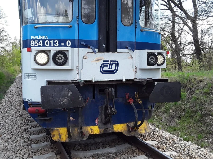 Osobní auto se střelo s vlakem. Zraněný řidič skončil v brněnském traumacentru
