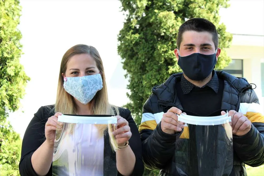 Lucie Roučková a Martin Pinta: Jsme rádi, že nám VŠTE umožnila vyrábět v 3D laboratořích ochranné štíty. Odezva je úžasná