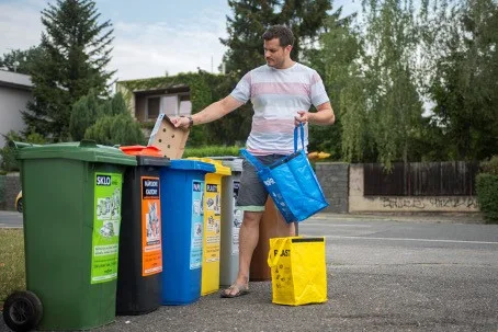 Češi zůstávají elitou v třídění. Každý vhodil do barevné popelnice v průměru 51 kilogramů odpadu