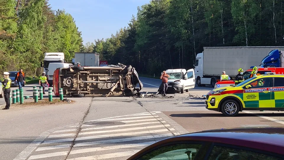 Dopravní nehoda dvou osobáků a dodávky. Jedno auto skončilo na boku