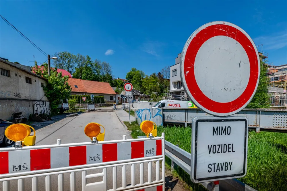 Řidiče v Jihlavě čeká omezení. Začíná oprava mostu přes Koželužský potok