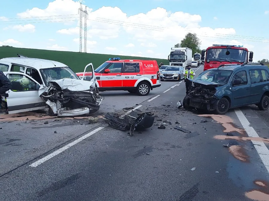 Čelní střet u Vílance. Na místo byl povolán také záchranářský vrtulník