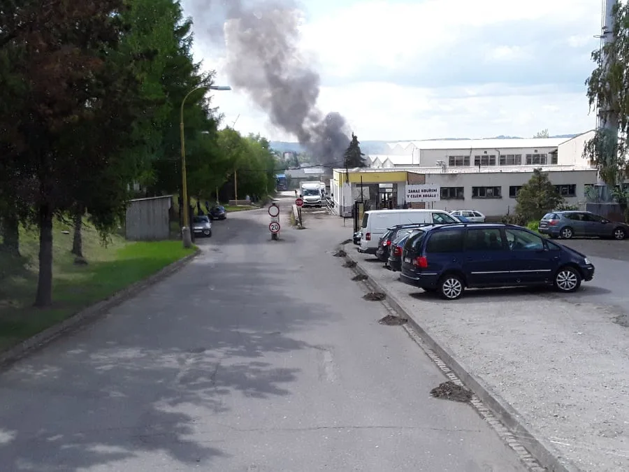 Další požár v průmyslové zóně. V jihlavské firmě hoří přístřešek