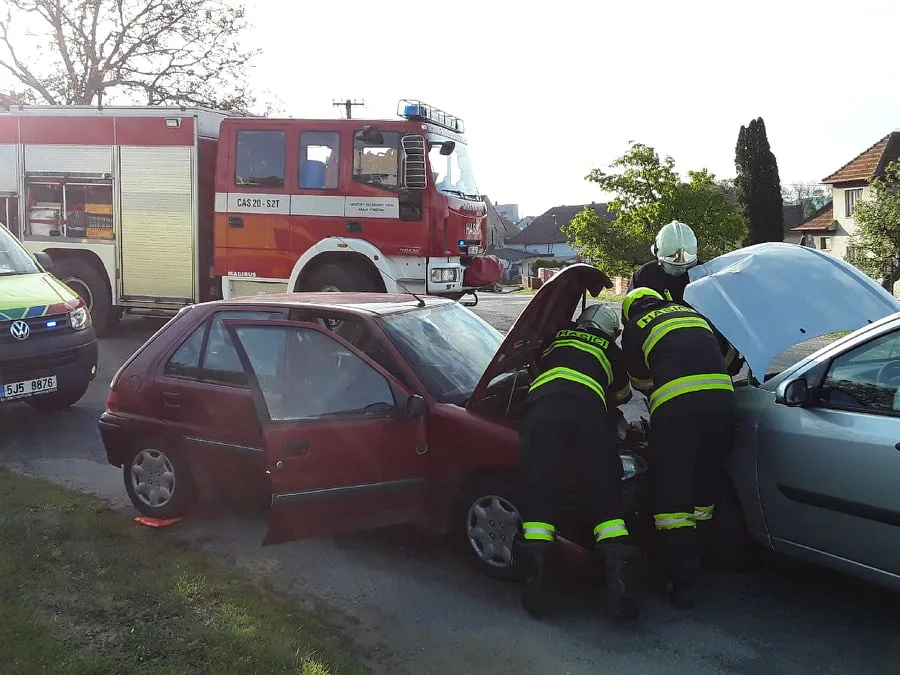 Ranní nehoda, při které se střetla dvě auta, skončila zraněním