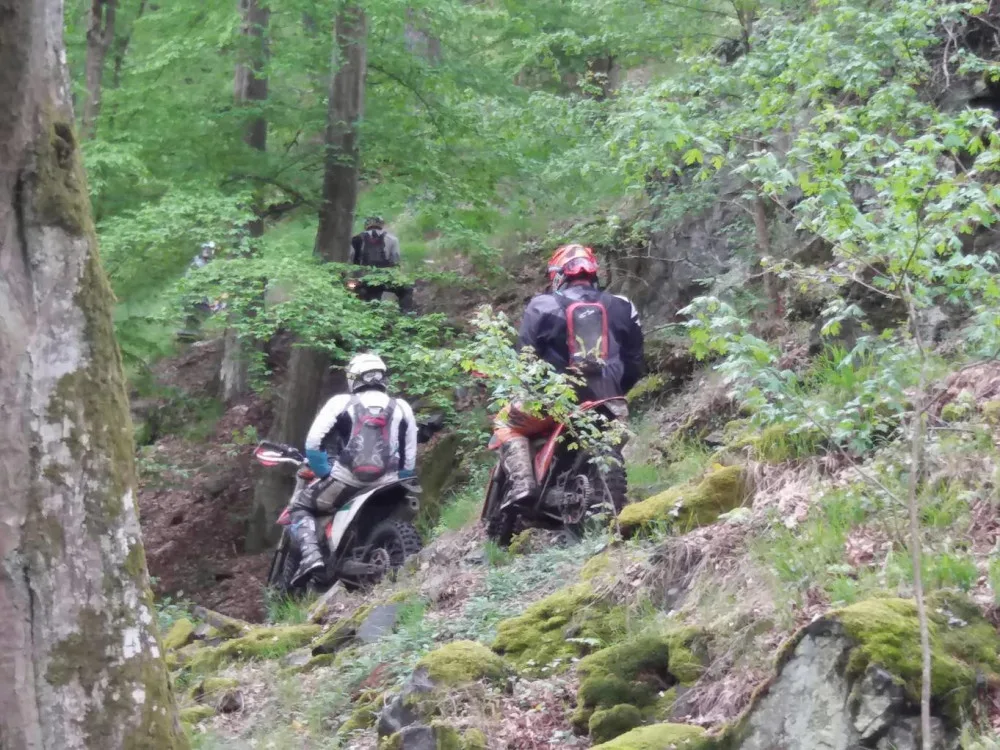 Motorkáři se proháněli po přírodní rezervaci, policie žádá o pomoc při pátrání